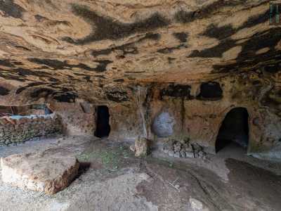 ...altri invece si mostrano ancora nel loro stato originario 